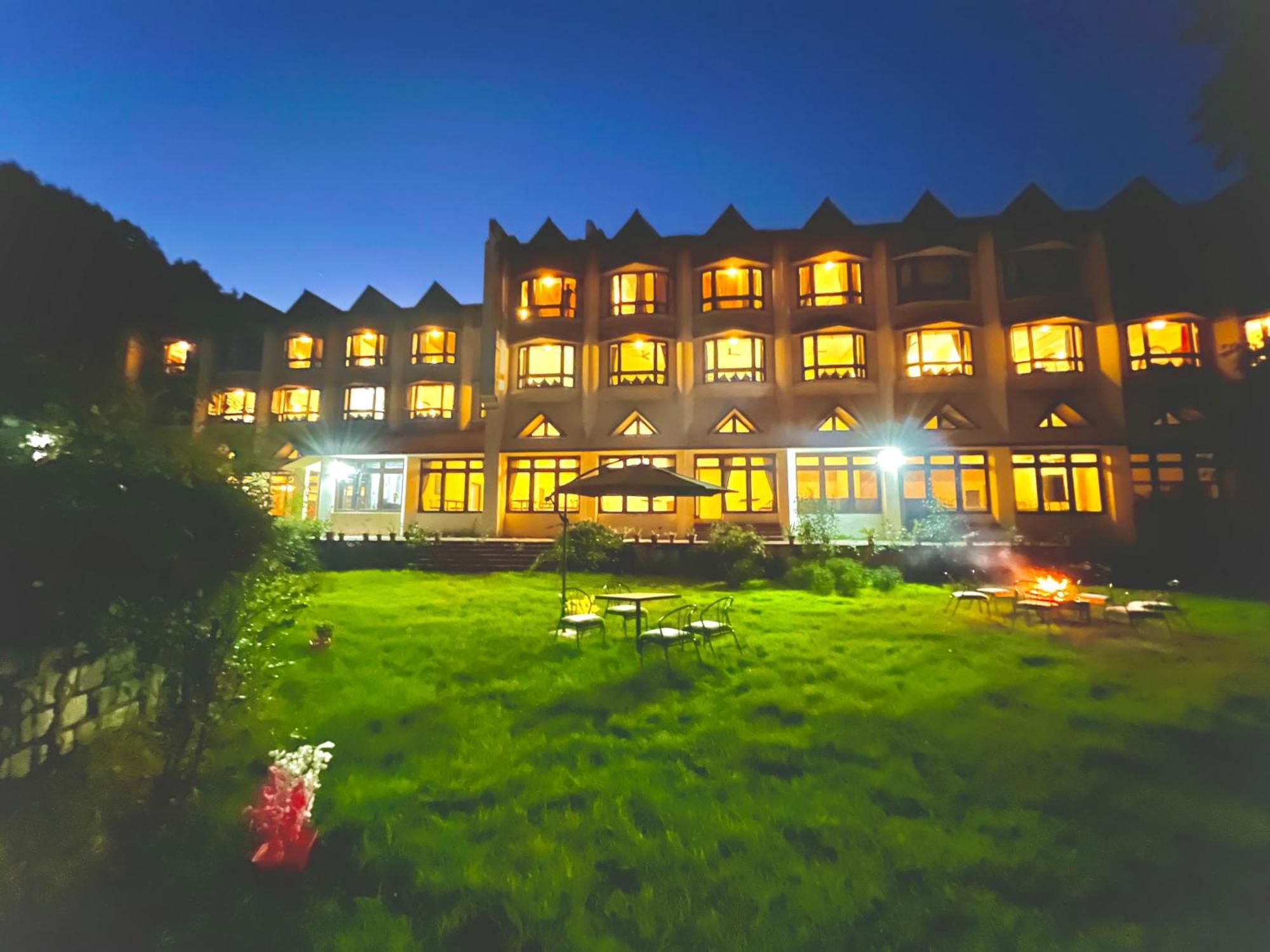 Sagar Resort !! Mountain View ! Luxury Stay ! Family Resort ! Private Parking ! Near Mall Road Manāli Dış mekan fotoğraf